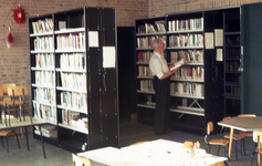 840935 Interieur van het in 1971 geopende dorpshuis De Dissel (Disselplein 6) te Hooglanderveen: de bibliotheek.